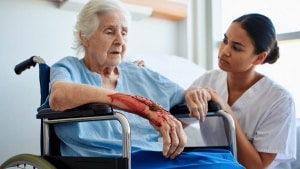 Las enfermeras de Geriatría advierten de lesiones cutáneas que afectan a uno de cada diez mayores en residencias