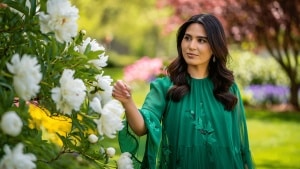 La guía definitiva para acertar con tu look de invitada esta temporada, según una experta