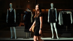 Las novedades de Stradivarius de la semana: vestidos negros, bolsos de rafia y muchos básicos de primavera imbatibles