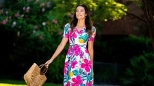 Vestidos midi estampados y con mucho color que van a ser tu uniforme de verano