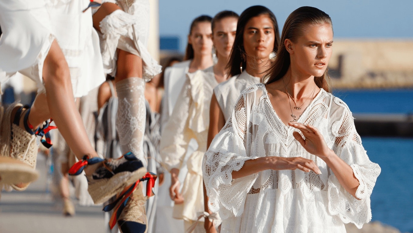 Vestidos de encaje guipur, transparencias y espardeñas con lazos: las tendencias vistas en Adlib Ibiza que replicaremos este verano