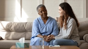 Un estudio indica que recibir apoyo emocional es clave para reducir el malestar psicológico en personas con cáncer