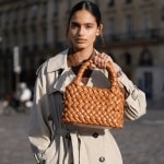 El bolso trenzado que las chicas francesas repiten temporada tras temporada