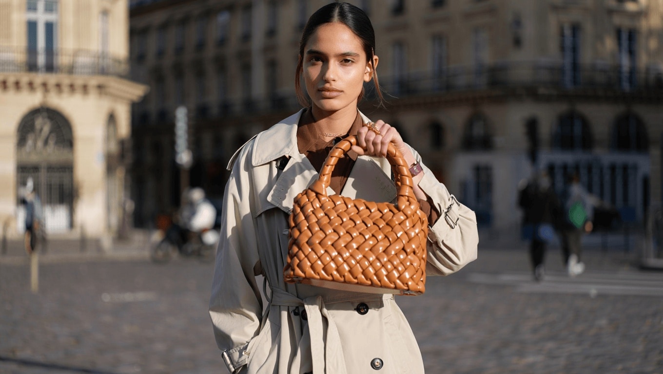 El bolso trenzado que las chicas francesas repiten temporada tras temporada