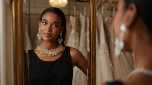 Las joyas de invitada que transforman un vestido básico en un look de boda elegante