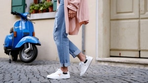 El regreso de las zapatillas de lona que llevábamos de pequeños: el icono de los 90 que ya ha reinterpretado Prada