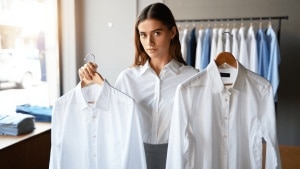 Descubre las camisas blancas más bonitas de las rebajas que llevarás con todo