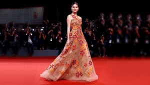 Un vestido inspirado en Lulú Figueroa y en la magia de las flores: así es el primer look de Duyos para Dolores Promesas