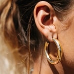 Los pendientes de aros grandes conquistan la playa: así es el accesorio favorito de las famosas