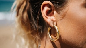Los pendientes de aros grandes conquistan la playa: así es el accesorio favorito de las famosas