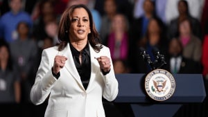 El traje blanco en política, más allá de una tendencia: uniforme de resistencia y solidaridad femenina