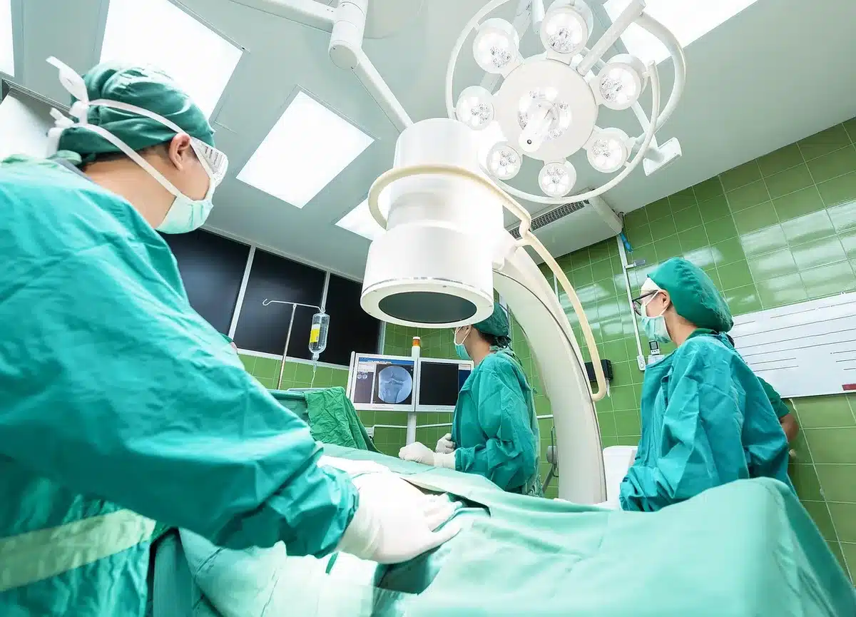 Sala de urgencias hospitalaria con múltiples pacientes y personal sanitario