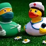 Personal sanitario trabajando en un servicio de urgencias hospitalario con múltiples pacientes