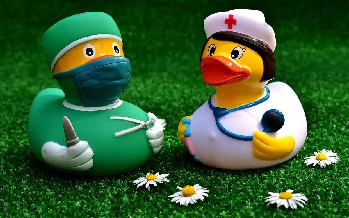 Personal sanitario trabajando en un servicio de urgencias hospitalario con múltiples pacientes