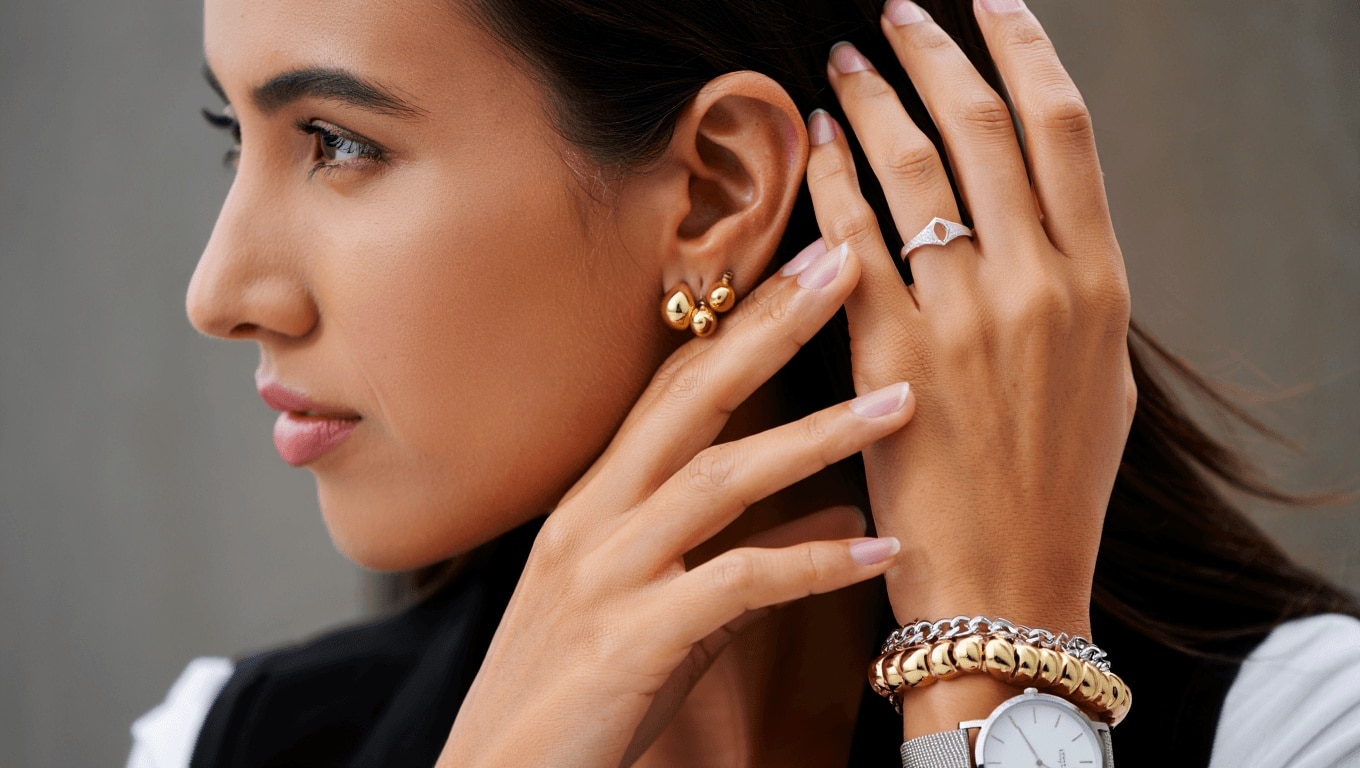 Cómo combinar joyas de plata y dorado: el truco de estilo que ya confirman las celebrities