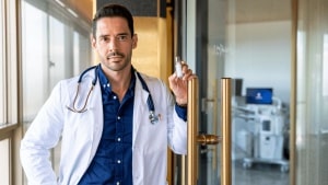 Carlos Morales Raya, dermatólogo: «Las modas cambian constantemente, pero la ciencia sigue siendo la mejor guía para tomar decisiones»