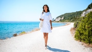 Seis looks fáciles y elegantes para llevar el color blanco este verano