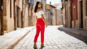 Los vaqueros rojos son tendencia: cómo combinarlos y mis favoritos del verano