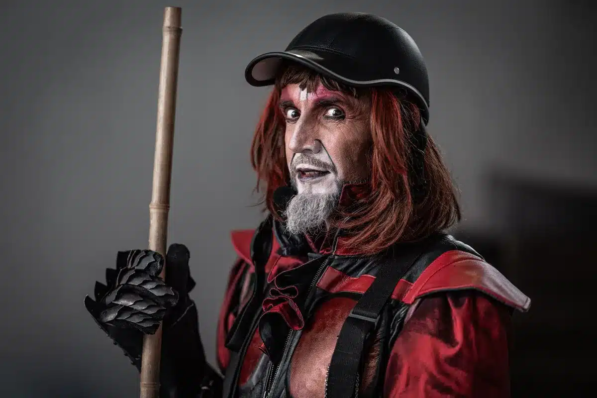 Actor en traje de personaje realizando una interpretación dramática y emotiva