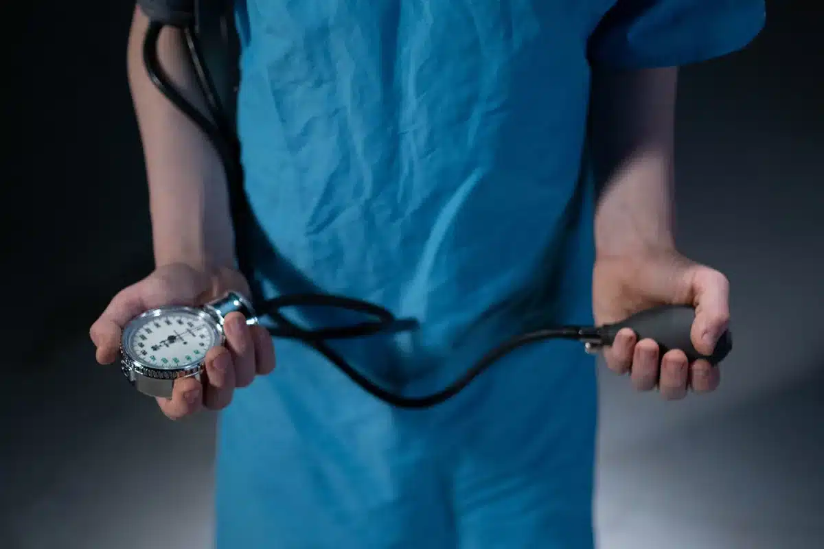 Personal sanitario atendiendo a personas en un centro de salud bajo presión