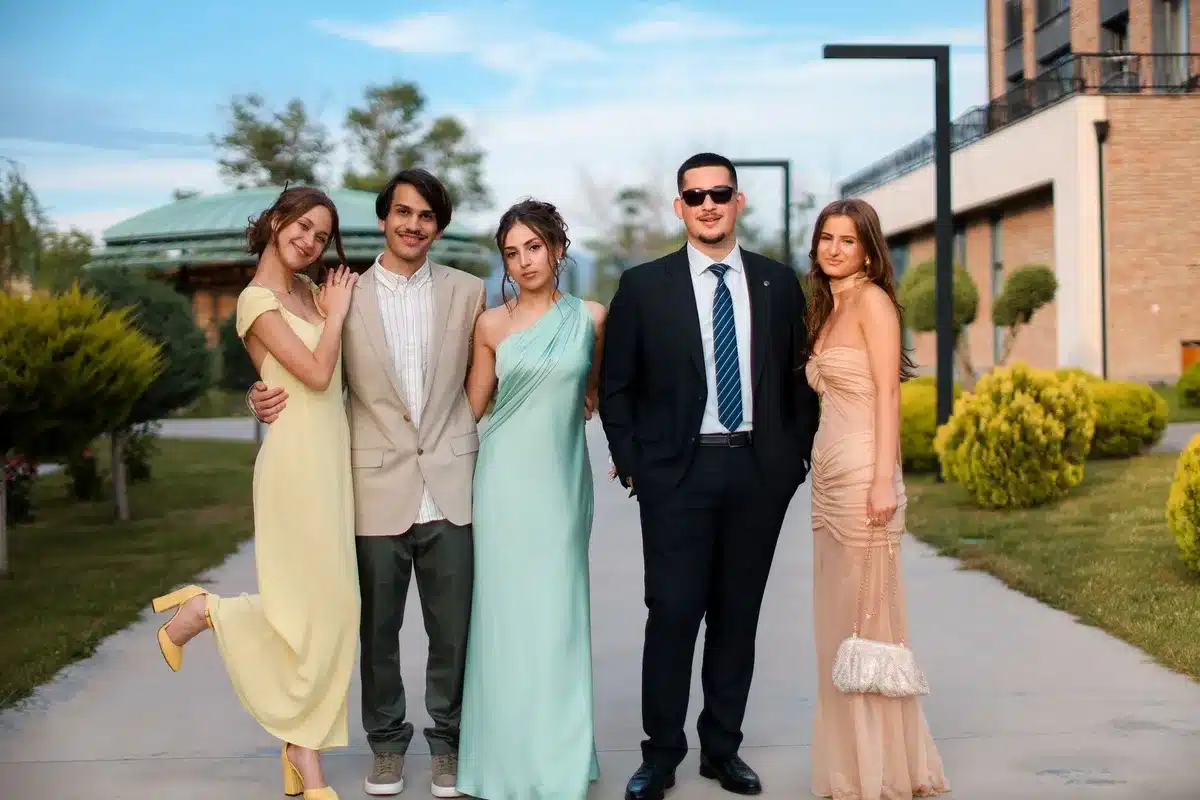 Mujer con vestido de invitada elegante en un evento formal de gala