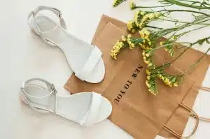 Prendas de verano minimalistas en tonos neutros: pantalón recto, falda satinada, camisa amplia y bolso estructurado sobr
