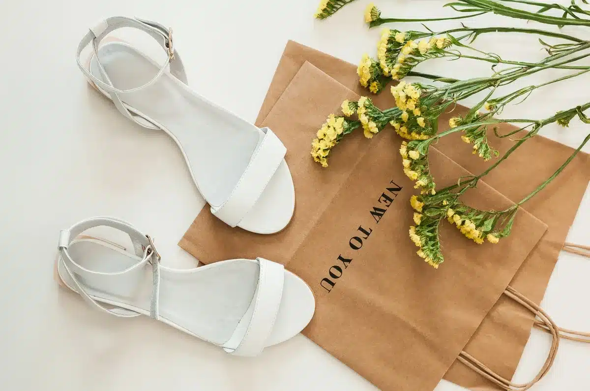 Prendas de verano minimalistas en tonos neutros: pantalón recto, falda satinada, camisa amplia y bolso estructurado sobr