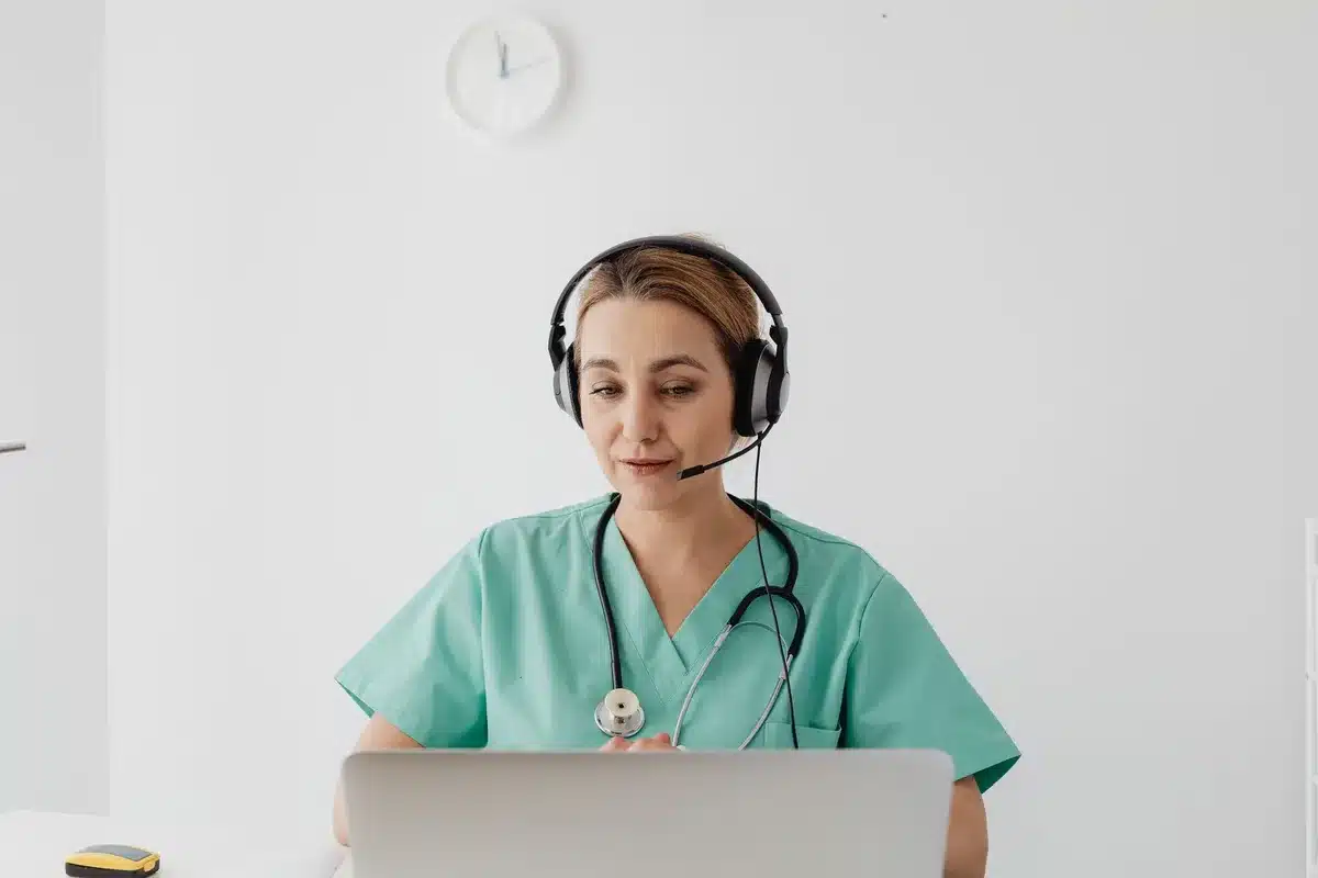 Profesional sanitario manteniendo comunicación remota con paciente a través de sistema de monitorización