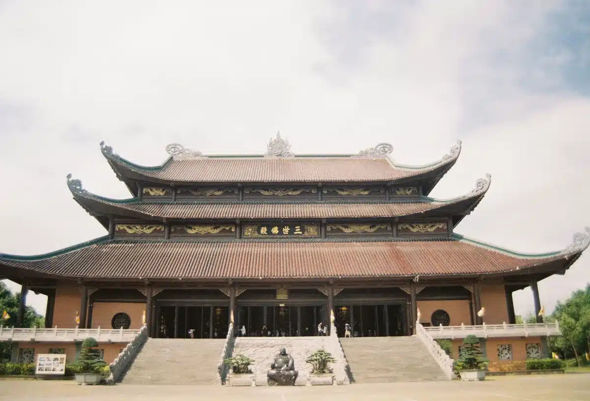Personajes adultos del Equipo Avatar reunidos en un templo ancestral lleno de símbolos espirituales