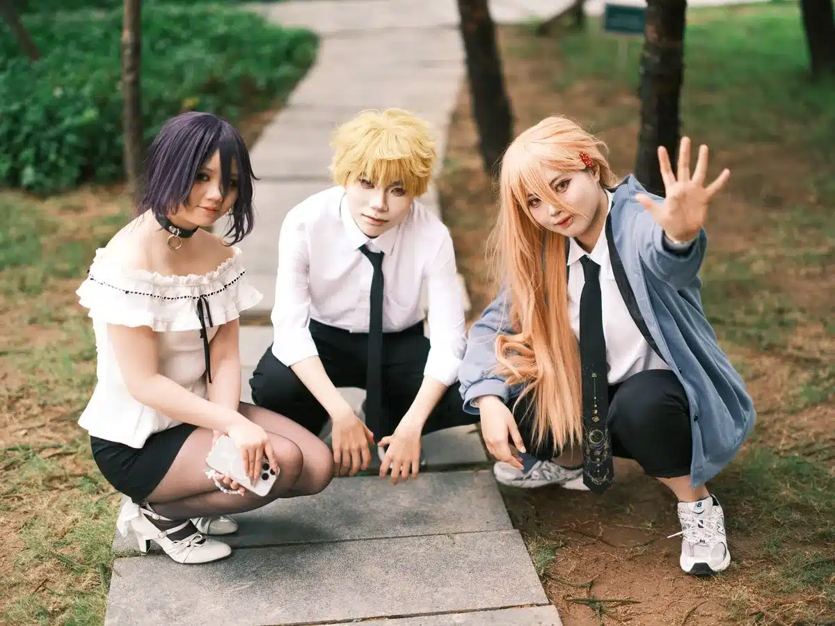 Grupo de personajes animados en una escena de camaradería y aventura compartida