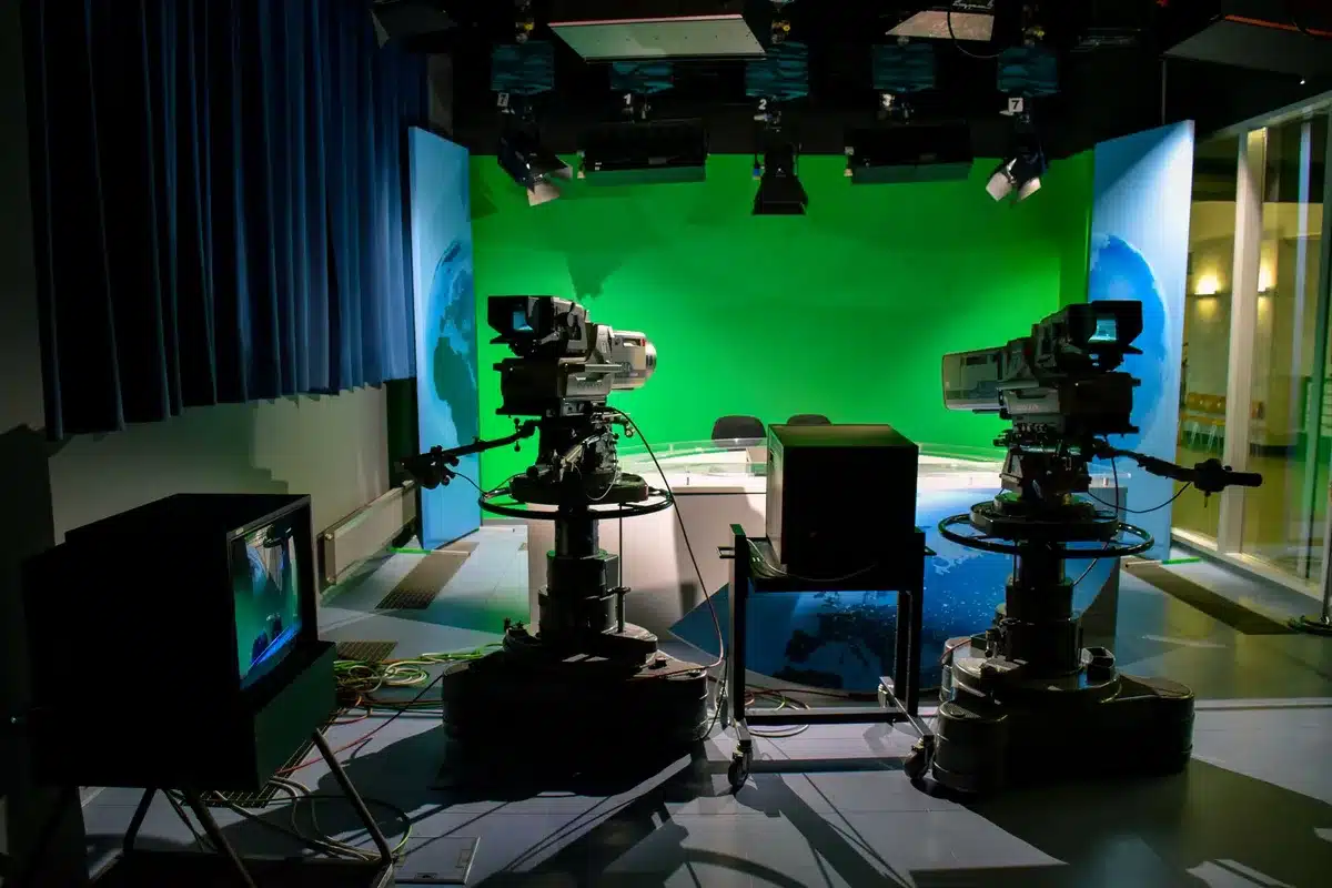 Equipo de producción filmando en un set cinematográfico
