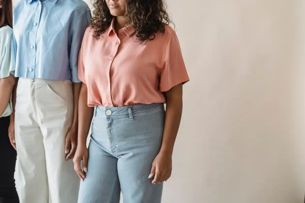 Blusa azul pastel en armario minimalista con tonos neutros