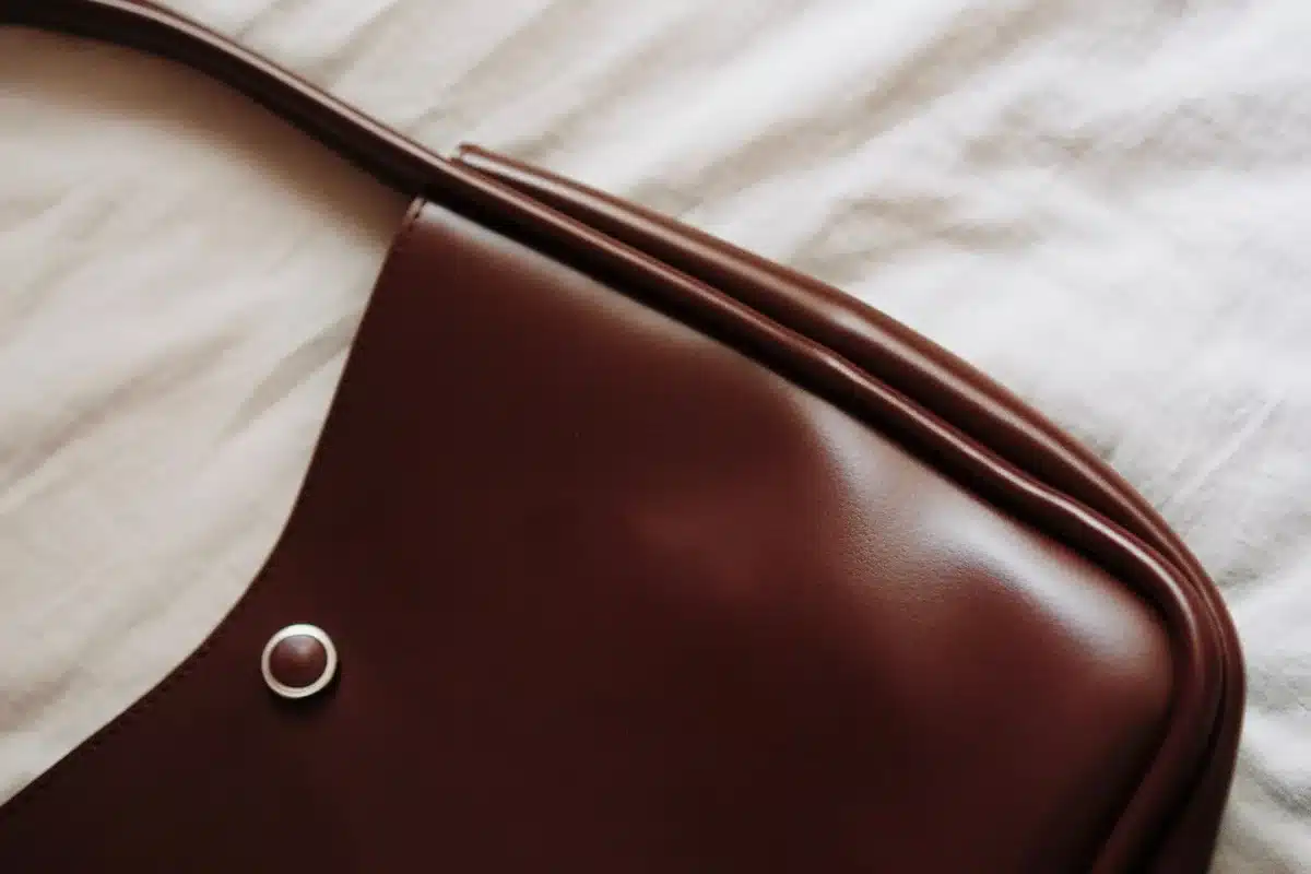 Bolso de hombro rojo vibrante en piel sobre fondo neutro