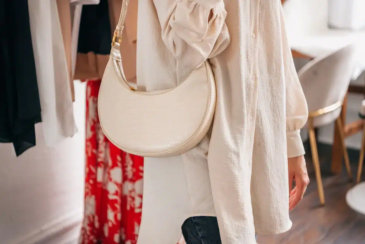 Detalle de cómo combinar un bolso con un look neutro