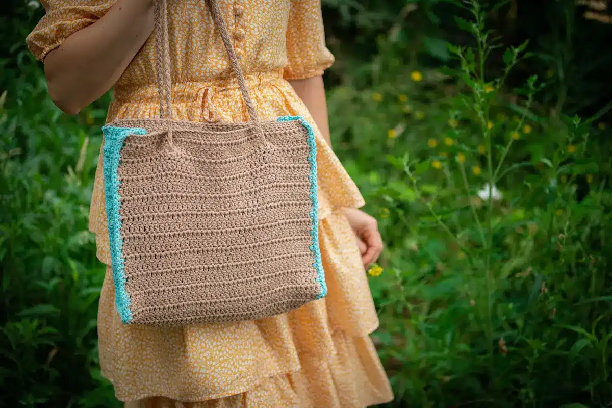 Bolso de ganchillo con rayas bicolores, modelo retro y fresco para verano