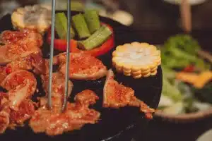 Filete de lomo de cerdo magro con verduras frescas y cereales integrales en un plato