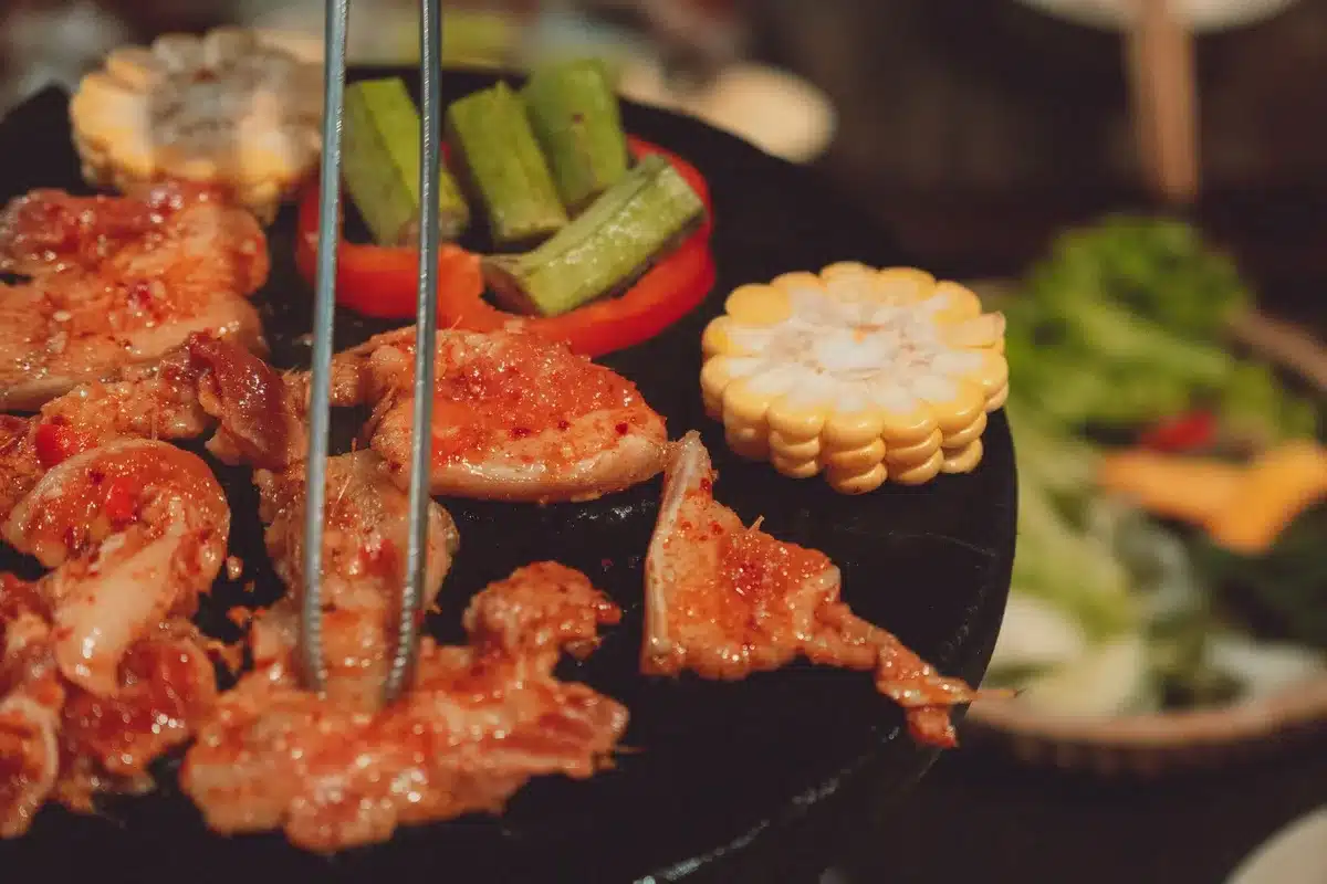 Filete de lomo de cerdo magro con verduras frescas y cereales integrales en un plato