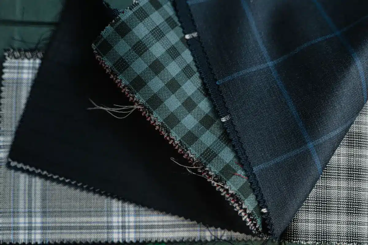 Detalle de textura de estampado de cuadros en una prenda de moda