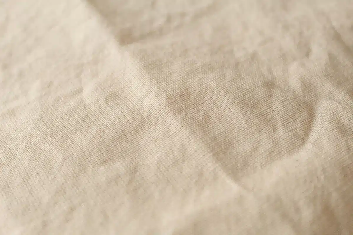Detalle de tejido de lino natural con texturas y tonos cálidos