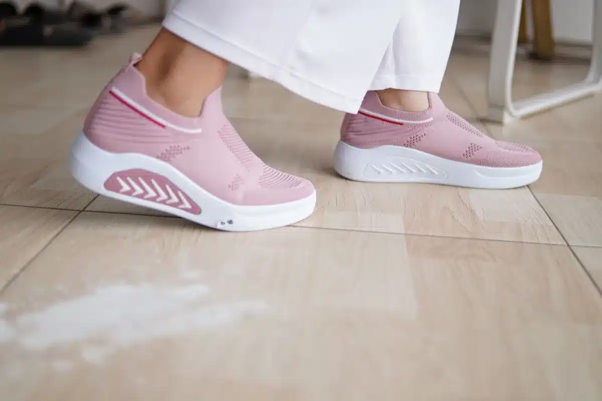 Zapatos casuales cómodos y ligeros en colores variados expuestos en estantería