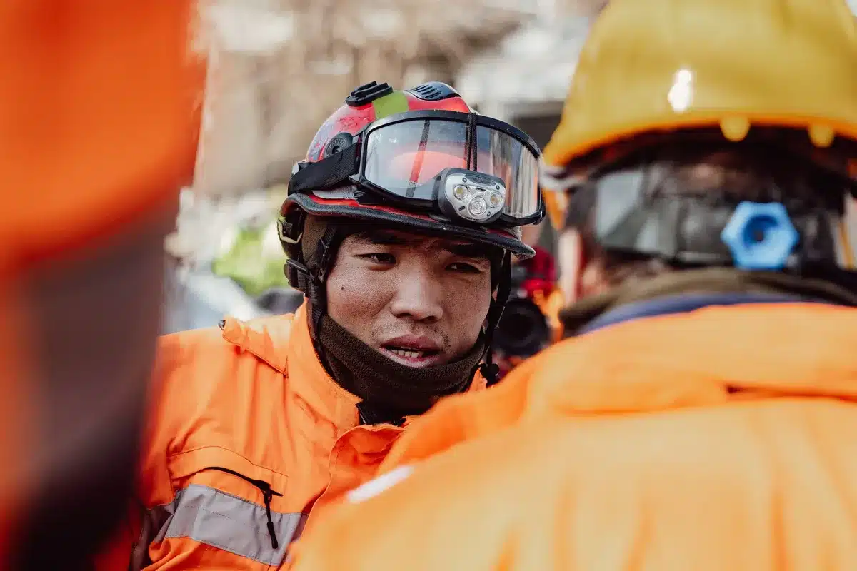 Equipos de emergencia coordinando respuestas en situaciones de crisis humanitaria
