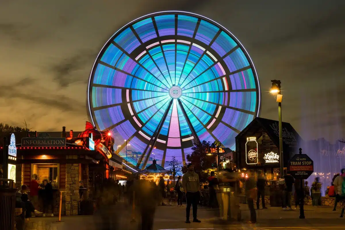 Parque temático con atracciones y visitantes en Tennessee
