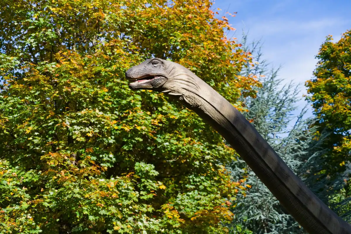 Calle suburbana transformada en entorno prehistórico con dinosaurios