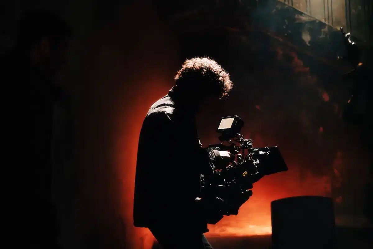 Equipo de filmación trabajando en efectos visuales de una película de aventuras