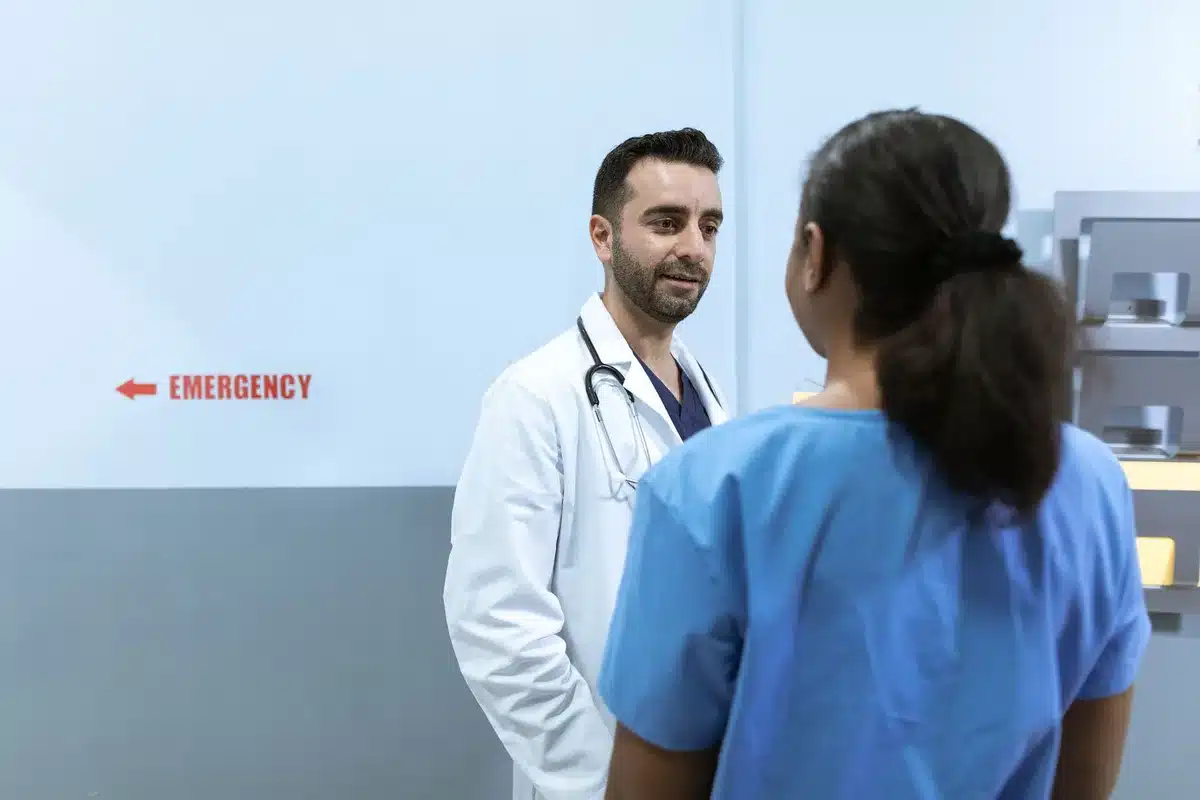 Profesionales sanitarios atendiendo a múltiples pacientes en condiciones de alta demanda