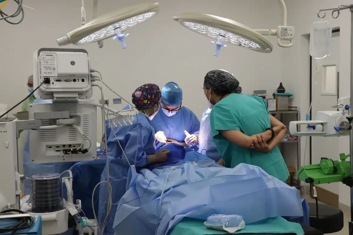 Sala de emergencias abarrotada con enfermeras atendiendo múltiples pacientes simultáneamente