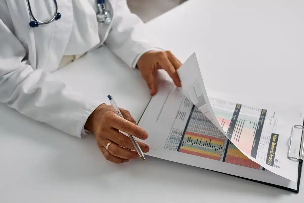 Gráfico de datos de saturación sanitaria y atenciones médicas en servicios de urgencia