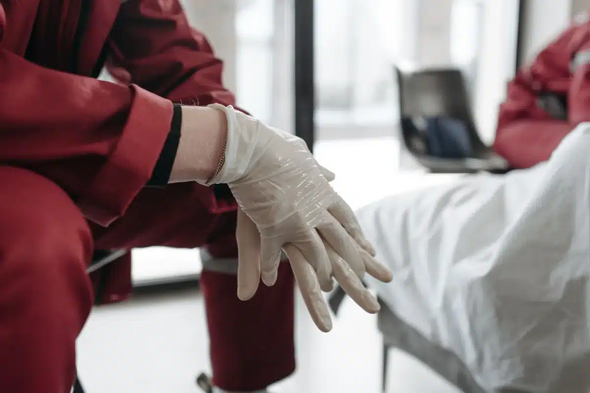 Personal sanitario atendiendo a múltiples pacientes en una sala de urgencias saturada