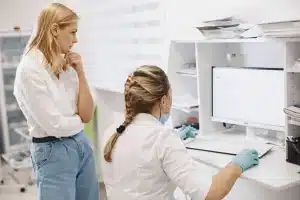 Profesionales sanitarios consultando historias clínicas electrónicas en un entorno hospitalario moderno