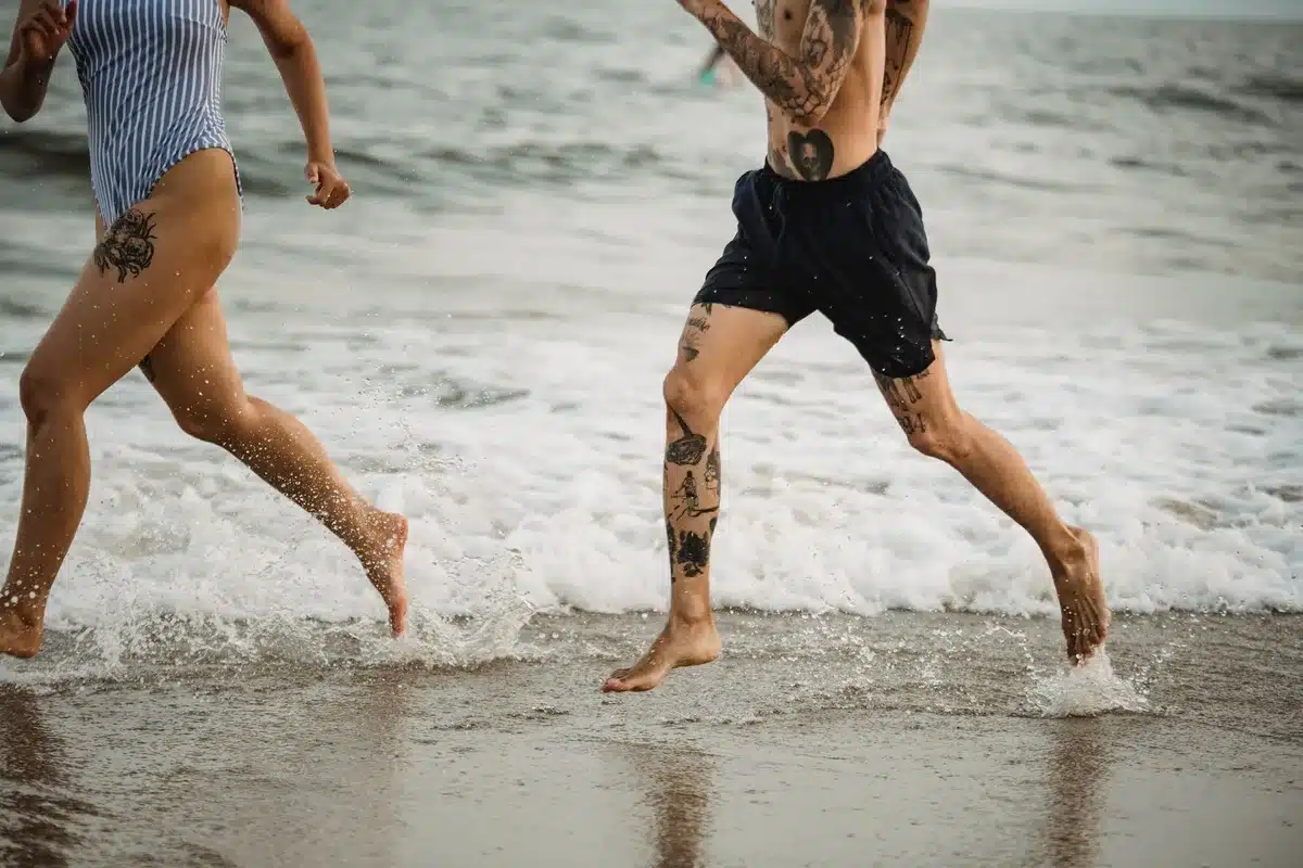 Persona entrenando en el agua hasta la cintura con resistencia del mar